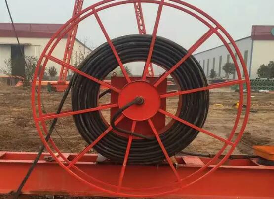 龍門(mén)吊的龍門(mén)吊電纜卷筒的基本工作原理是什么？